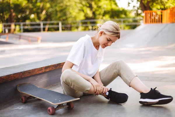 Mladí Bruslař Dívka Drží Její Bolestivé Nohy Skateboard Poblíž Moderní — Stock fotografie