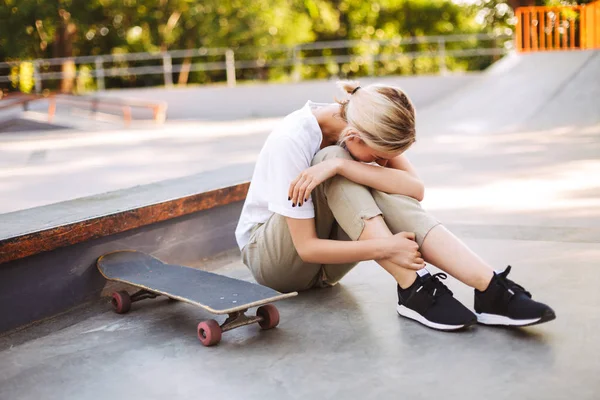Gadis Pemain Skateboard Muda Memegang Kakinya Yang Menyakitkan Dan Menangis — Stok Foto