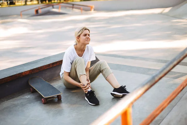 Rozrušená Dívka Bohužel Zavřel Oči Drží Její Bolestivé Nohy Skateboard — Stock fotografie