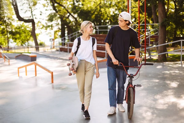 Ung Kille Med Cykel Och Vacker Flicka Med Skateboard Som — Stockfoto