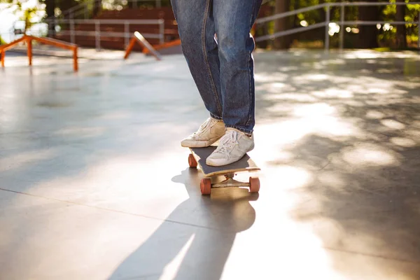 Close Skater White Sneakers Skateboarding Modern Skatepark — Stock Photo, Image