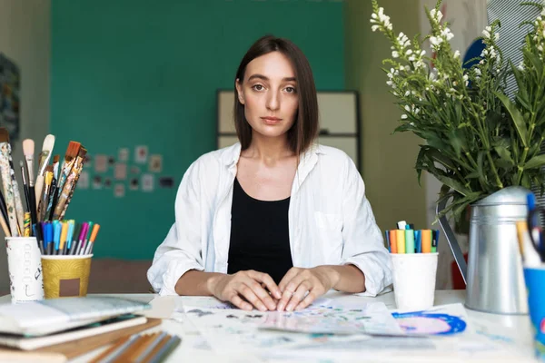 Omtänksamt Flicka Med Mörkt Hår Sitter Vid Skrivbordet Med Bilder — Stockfoto