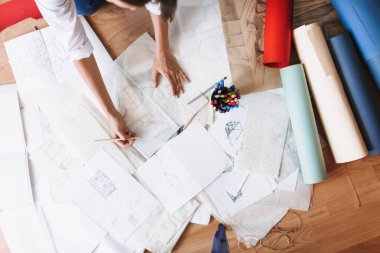 Evde kız çizim çizimler renkli whatman kağıt ile katta kadar kapatın