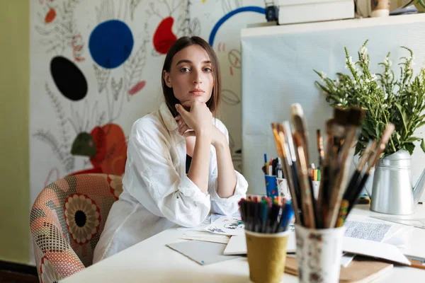 Joven Pintor Camisa Blanca Escritorio Mirando Cuidadosamente Cámara Pasar Tiempo —  Fotos de Stock