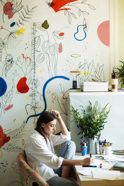 Pintor Reflexivo Camisa Blanca Escritorio Dibujo Ensueño Cuadro Con Grandes —  Fotos de Stock