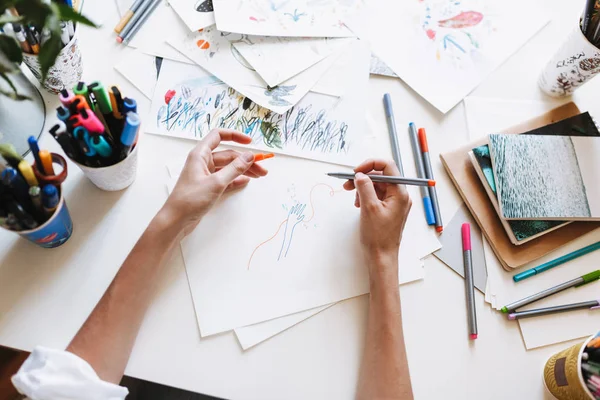 Close Menina Desenho Com Canetas Coloridas Feltro Ponta Sobre Papel — Fotografia de Stock