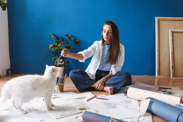 Ragazza Premurosa Seduta Sul Pavimento Con Disegni Che Guardano Sognante — Foto Stock