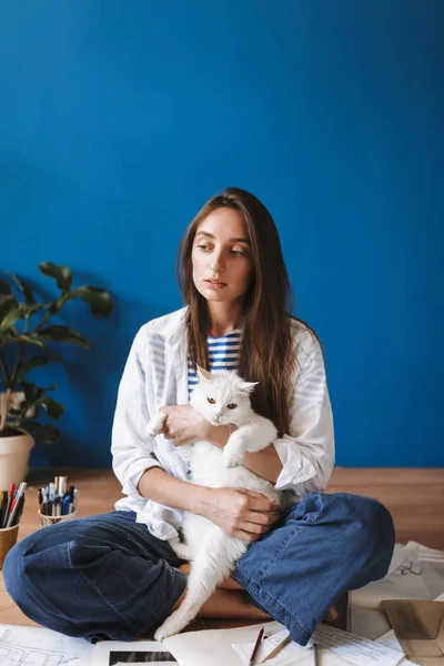 Menina Pensativo Sentado Chão Com Esboços Abraçando Gato Branco Sonhadoramente — Fotografia de Stock