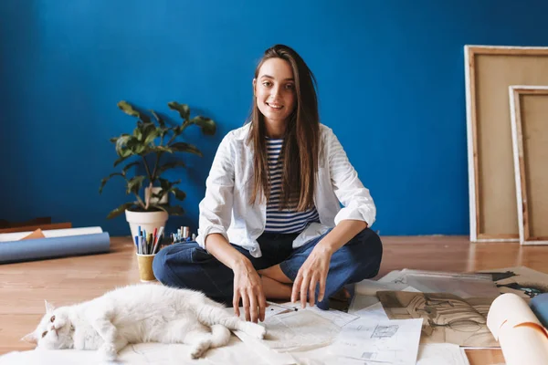 Bella Ragazza Sorridente Seduta Sul Pavimento Con Disegni Felicemente Guardando — Foto Stock