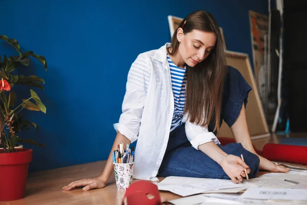 Beautiful Girl White Shirt Striped Shirt Sitting Floor Pencil Hand — Stock Photo, Image