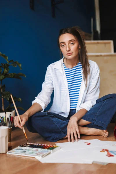 Menina Bonita Camisa Branca Camiseta Listrada Sentado Chão Sonhadoramente Olhando — Fotografia de Stock