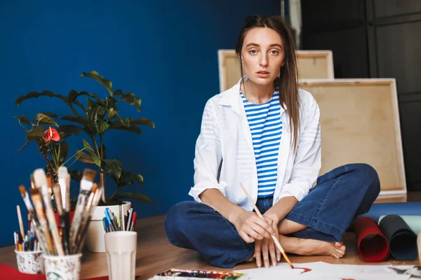 Unga Målare Vit Skjorta Och Randig Shirt Som Sitter Golvet — Stockfoto