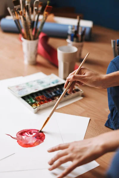 Kat Tarafından Renkli Suluboya Boya Araçları Kağıdına Evde Çizim Oturan — Stok fotoğraf