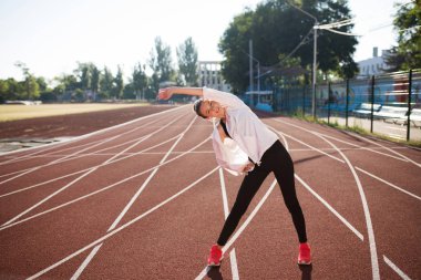 Mutlu bir şekilde kamera seyir ve stadyum koşu bandında zaman harcamak germe güzel kız