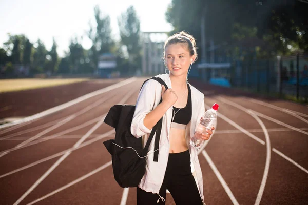 Csinos Lány Sportos Felső Legging Álmodozva Félre Nézett Hátizsák Váll — Stock Fotó