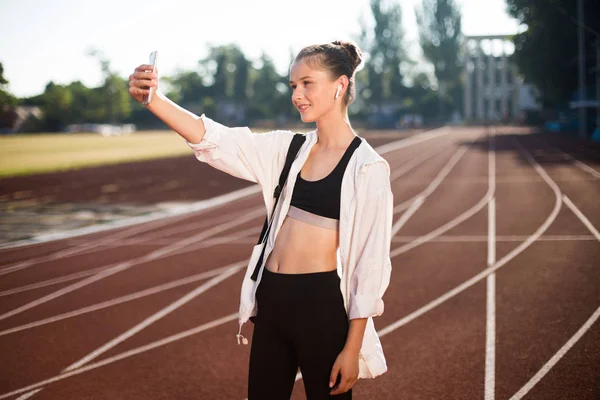 Bella Ragazza Sorridente Auricolare Felicemente Scattare Foto Sulla Fotocamera Frontale — Foto Stock