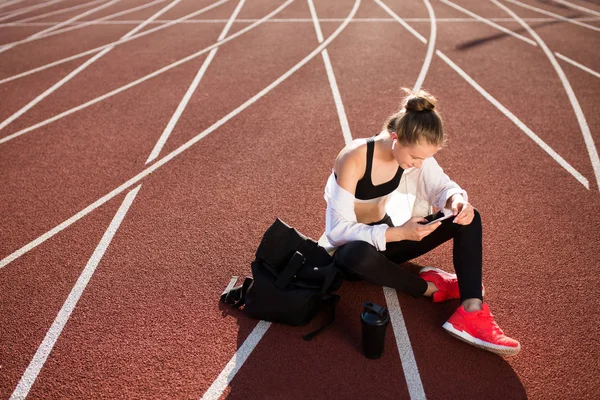 Sportig Tjej Trådlös Hörluren Med Ryggsäck Och Sport Flaska Nära — Stockfoto