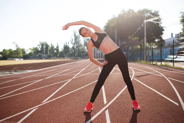 Mooi Meisje Sport Top Legging Vrolijk Camera Kijken Stretching Tijd — Stockfoto