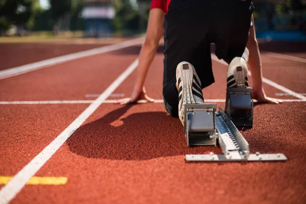 Close Desportista Volta Posição Inicial Pronto Para Correr Pista Corridas — Fotografia de Stock