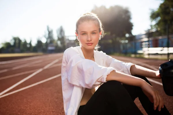 Hermosa Chica Deportiva Auriculares Inalámbricos Soñando Mirando Cámara Pasar Tiempo —  Fotos de Stock