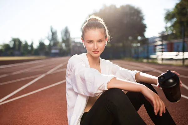 Sonriente Chica Deportiva Auriculares Inalámbricos Cuidadosamente Mirando Cámara Pasar Tiempo —  Fotos de Stock