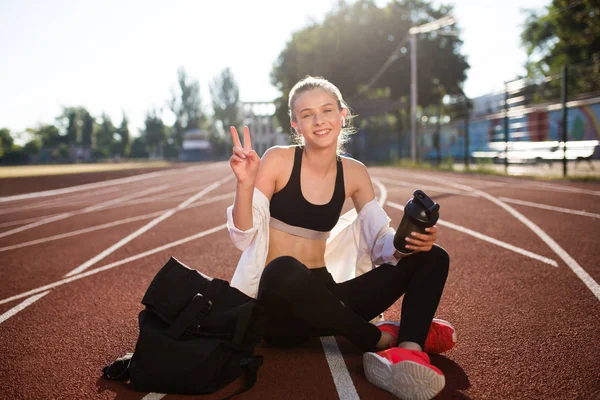 Gadis Ceria Dengan Earphone Nirkabel Memegang Botol Olahraga Tangan Bahagia — Stok Foto