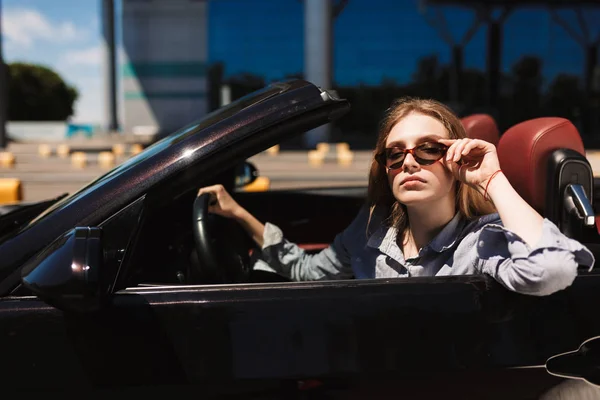 Mooie Jongedame Zonnebril Zorgvuldig Kijken Camera Drijvende Cabriolet Auto Straten — Stockfoto