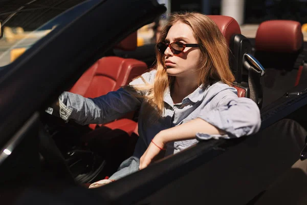 Ernstige Jongedame Zonnebril Zorgvuldig Rijden Cabriolet Auto Buiten — Stockfoto