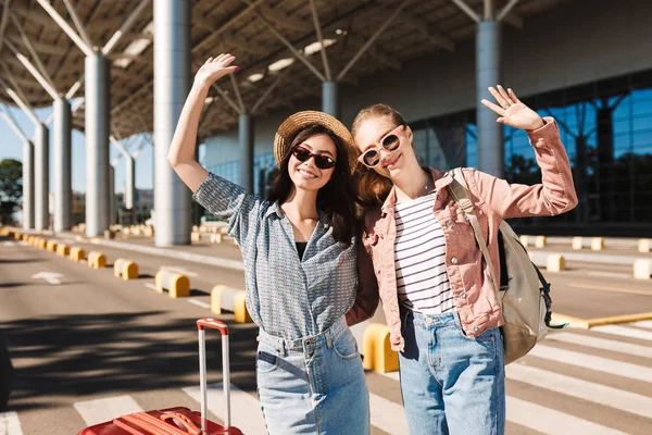 Duas Meninas Sorridentes Bonitos Óculos Sol Olhando Alegremente Câmera Levantando — Fotografia de Stock