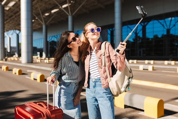 Dos Chicas Bonitas Gafas Sol Felizmente Tomando Fotos Teléfono Celular —  Fotos de Stock