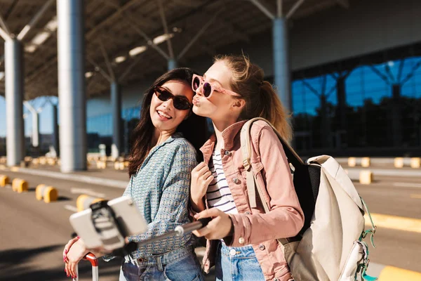 Schöne Mädchen Mit Sonnenbrille Glücklich Foto Auf Handy Zusammen Mit — Stockfoto