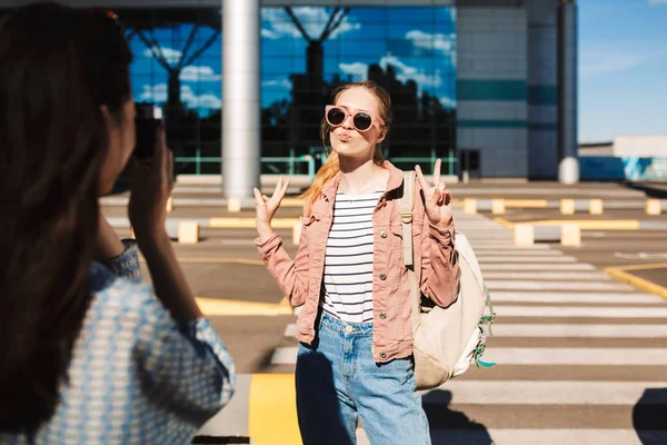 Gadis Cantik Dengan Kacamata Hitam Dengan Ransel Bahu Menunjukkan Dua — Stok Foto
