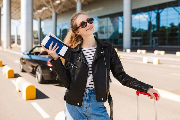 Menina Sorridente Bonita Óculos Sol Jaqueta Couro Com Passaporte Bilhete — Fotografia de Stock