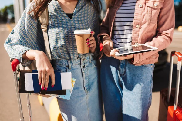 Nahaufnahme Mädchen Mit Koffern Mit Coffee Pässen Mit Tickets Und — Stockfoto