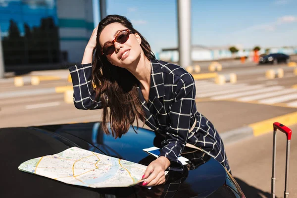 Schöne Lächelnde Mädchen Mit Sonnenbrille Mit Karte Lehnt Schwarzem Auto — Stockfoto