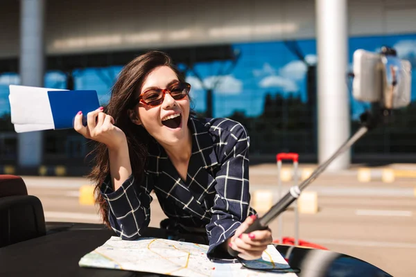 Joyful Girl Sunglasses Map Leaning Cabriolet Car Happily Taking Photos — Stock Photo, Image