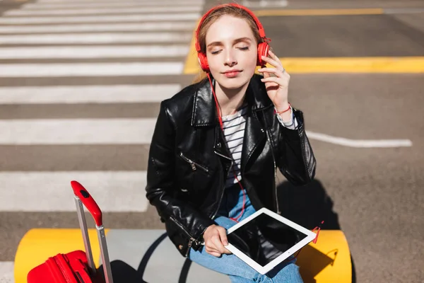 Gadis Cantik Headphone Mendengarkan Musik Bermimpi Menutup Mata Dengan Tablet — Stok Foto