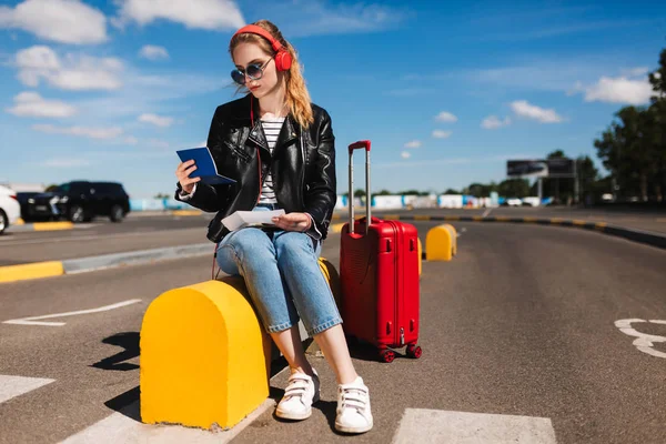 Schöne Mädchen Mit Sonnenbrille Und Kopfhörer Nachdenklich Auf Pass Mit — Stockfoto