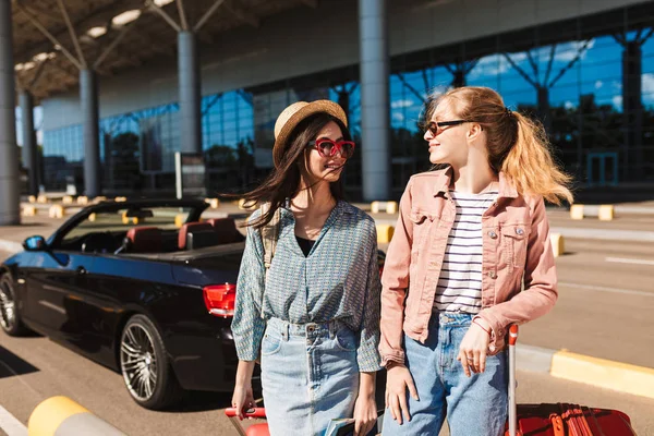 Meninas Bonitas Óculos Sol Alegremente Olhando Para Outro Com Carro — Fotografia de Stock