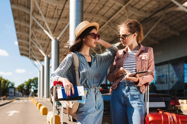 Jovens Amigas Óculos Sol Incrivelmente Olhando Uma Para Outra Segurando — Fotografia de Stock