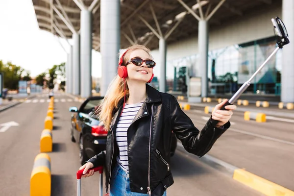 Pen Smilende Jente Solbriller Hodetelefoner Som Tar Bilde Mobil Med – stockfoto