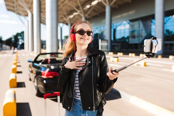 Cheerful Girl Sunglasses Headphones Taking Photo Cellphone Black Cabriolet Car — Stock Photo, Image