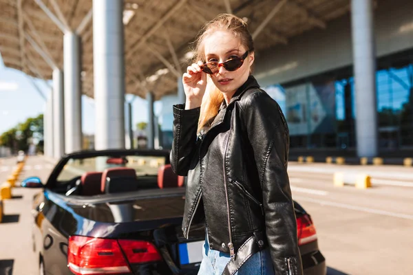 Beautiful Girl Sunglasses Leather Jacket Thoughtfully Looking Camera Airport Black — Stock Photo, Image