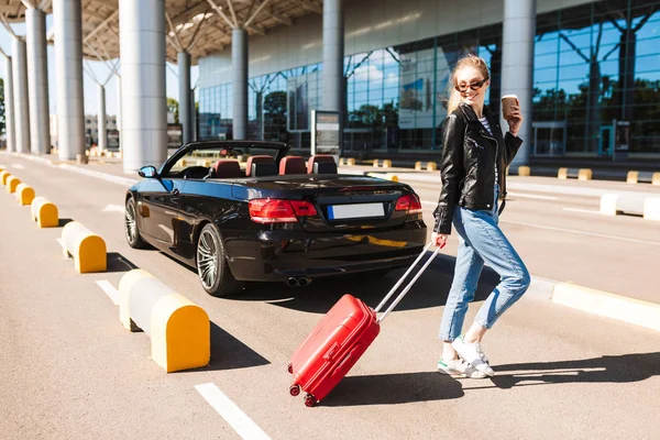 Schönes Lächelndes Mädchen Sonnenbrille Und Lederjacke Mit Coffee Und Rotem — Stockfoto