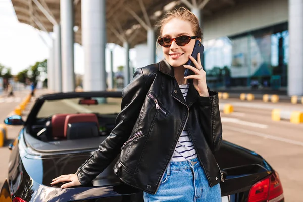 Beautiful Smiling Girl Sunglasses Leather Jacket Leaning Black Cabriolet Car — Stock Photo, Image