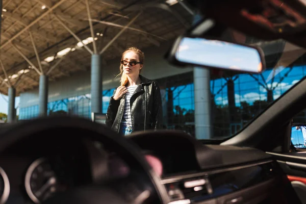 Portret Van Mooi Meisje Zonnebril Door Voorruit Van Zwarte Cabriolet — Stockfoto