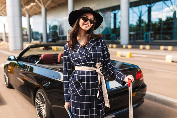 Hübsches Lächelndes Mädchen Mit Sonnenbrille Und Schwarzem Hut Das Glücklich — Stockfoto