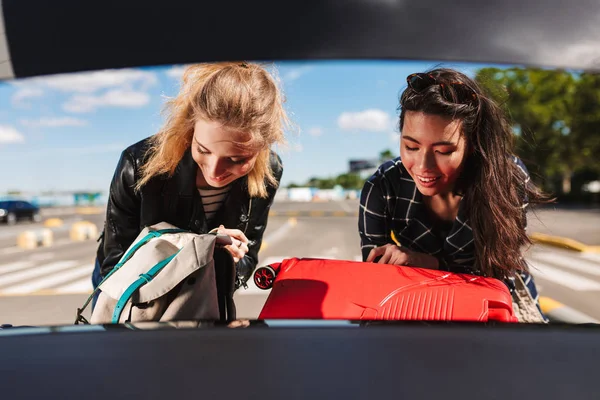 Twee Mooie Lachende Meisjes Koffers Gelukkig Samen Vouwen Kofferbak Van — Stockfoto