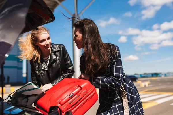 Pretty Girls Dreamily Looking Each Other Folding Suitcases Trunk Black — Stock Photo, Image