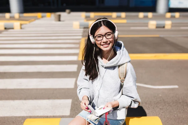Cukup Tersenyum Gadis Kacamata Dan Headphone Riang Melihat Kamera Dengan — Stok Foto